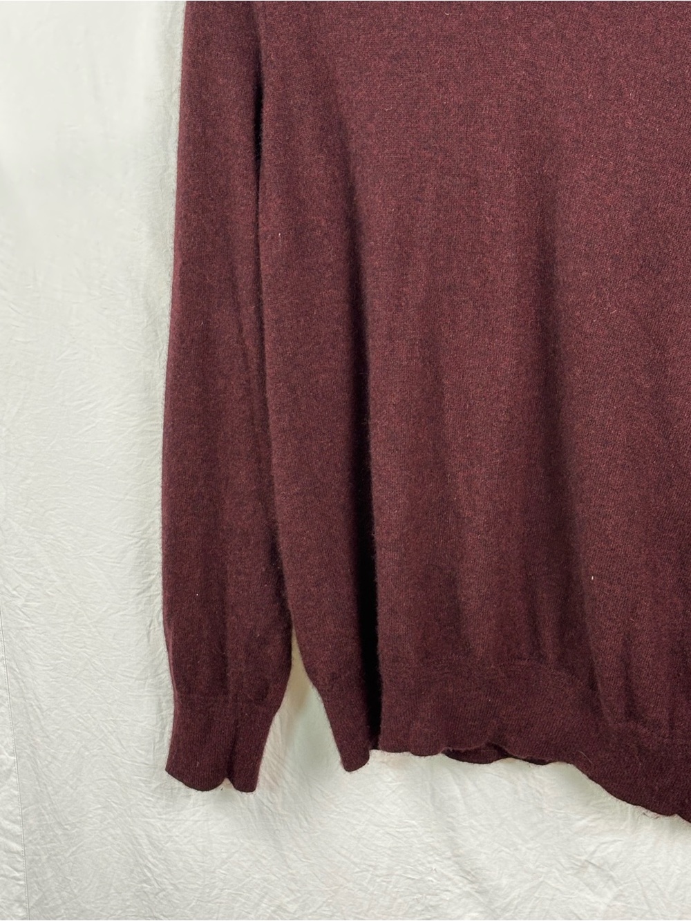 Vince Men's large V-Neck 100% cashmere Sweater in Burgundy - Picture 4 of 12